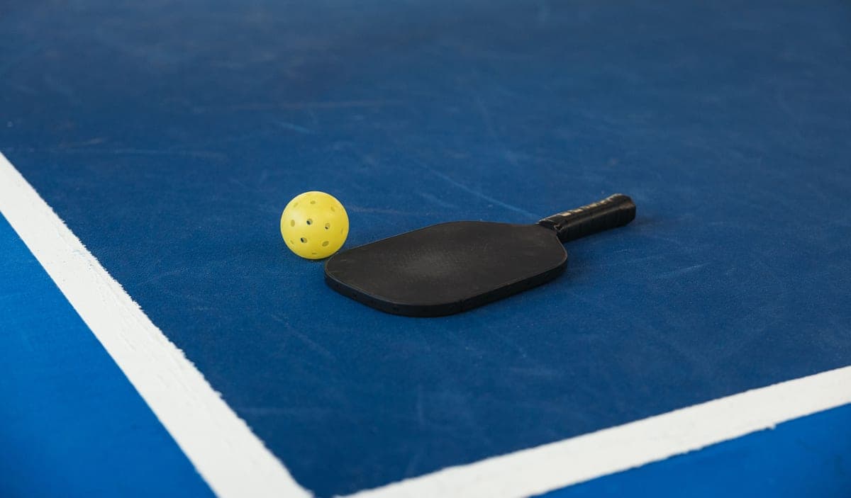How to Choose a Pickleball Paddle as a Gift